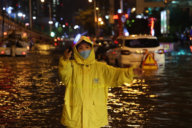  Toàn cảnh Hà Nội sau trận mưa lớn tối 13/6: Đường phố ngập lút bánh xe, người dân vất vả lội nước về nhà lúc nửa đêm - Ảnh 11.