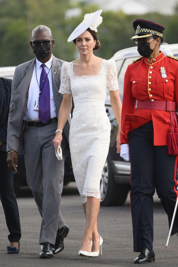 Những trang phục đẹp thanh lịch và nữ tính của Công nương Kate - Biểu tượng thời trang Hoàng gia - Ảnh 10.