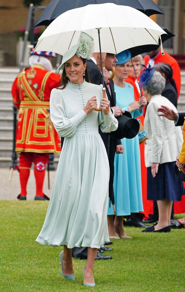 Những trang phục đẹp thanh lịch và nữ tính của Công nương Kate - Biểu tượng thời trang Hoàng gia - Ảnh 3.
