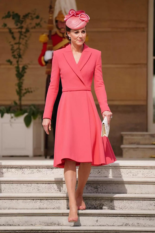 Những trang phục đẹp thanh lịch và nữ tính của Công nương Kate - Biểu tượng thời trang Hoàng gia - Ảnh 5.