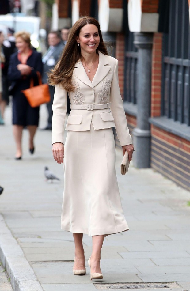Những trang phục đẹp thanh lịch và nữ tính của Công nương Kate - Biểu tượng thời trang Hoàng gia - Ảnh 6.