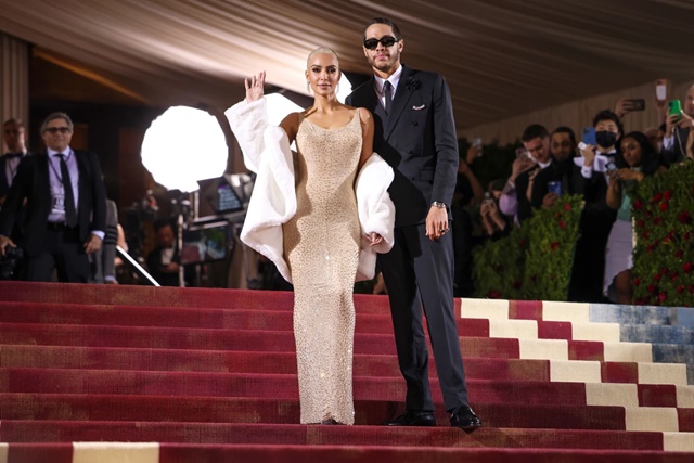 Nghi vấn Kim Kardashian làm hỏng váy Marilyn Monroe sau Met Gala 2022 - Ảnh 1.