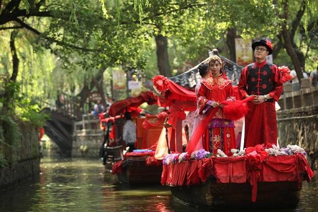 Cổ trấn 800 năm tuổi đẹp nhất nhì vùng sông nước Giang Nam với phong tục đám cưới nước lộng lẫy, dệt hoa mộng cho muôn vàn cô dâu - Ảnh 19.