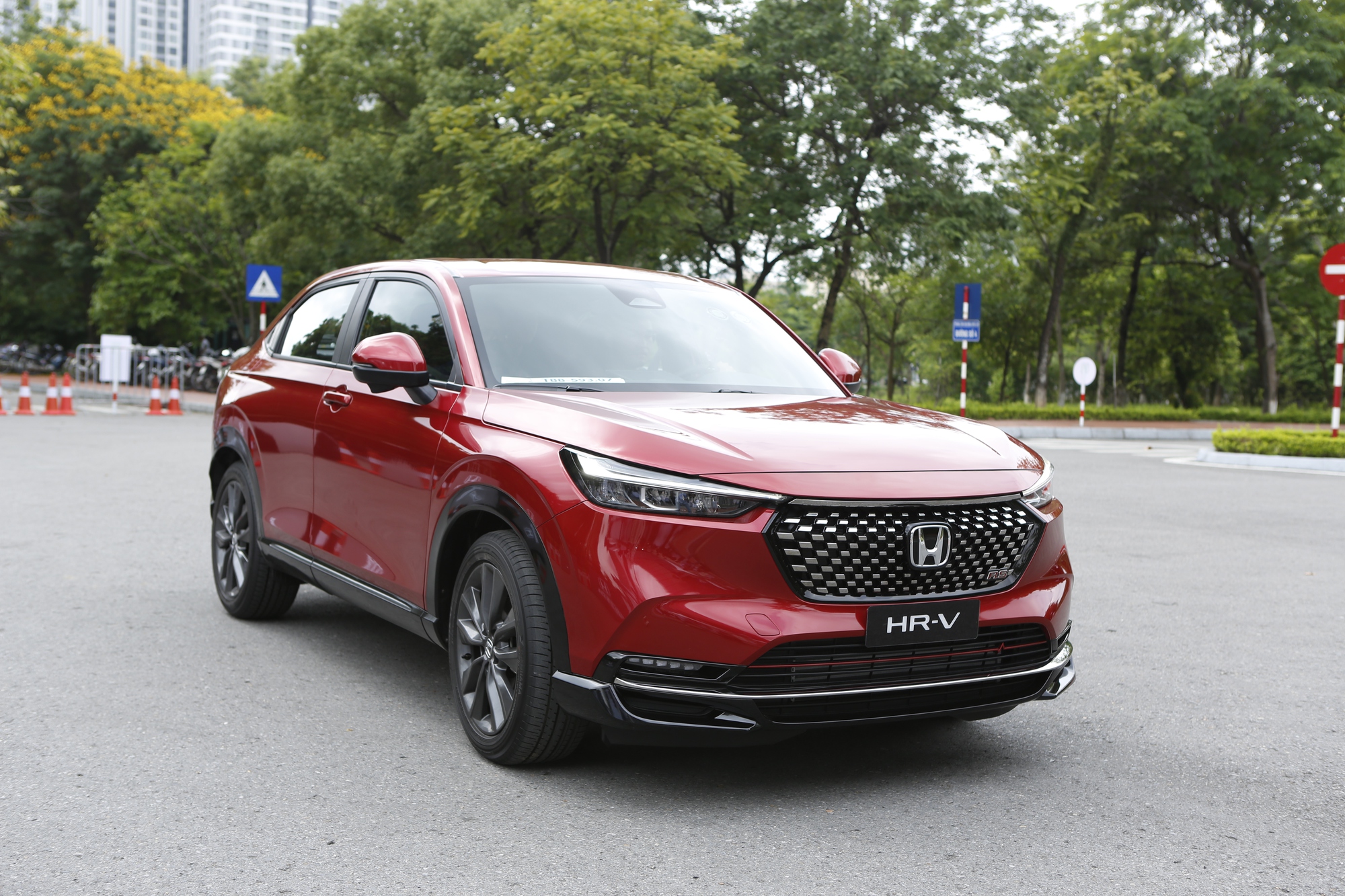 Honda HRV 2023 launched a cheap version of 699 million in Vietnam, cutting the turbocharger engine