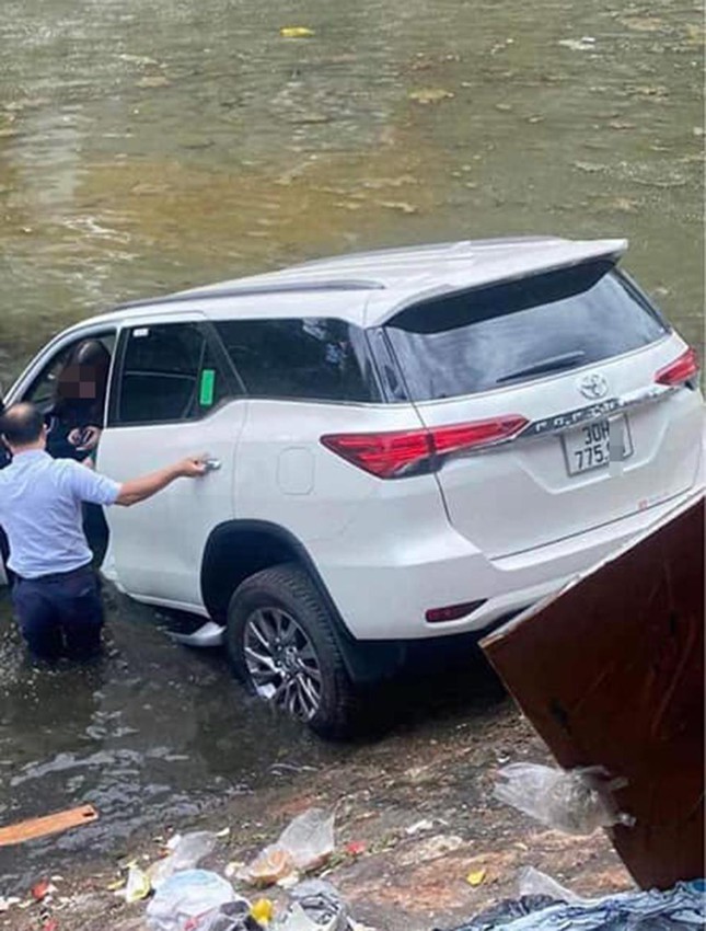  Hoảng hốt chứng kiến nữ tài xế lao ô tô xuống sông Tô Lịch  - Ảnh 2.