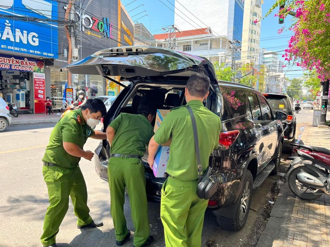  [NÓNG] Khám xét trụ sở CDC Khánh Hoà, thu giữ tài liệu điều tra vụ Việt Á  - Ảnh 5.