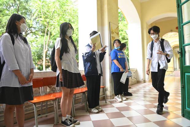 Chùm ảnh: Hơn 106.000 thí sinh làm thủ tục dự thi vào lớp 10 tại Hà Nội - Ảnh 6.