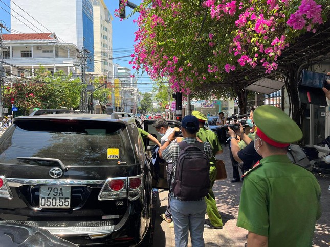  [NÓNG] Khám xét trụ sở CDC Khánh Hoà, thu giữ tài liệu điều tra vụ Việt Á  - Ảnh 7.