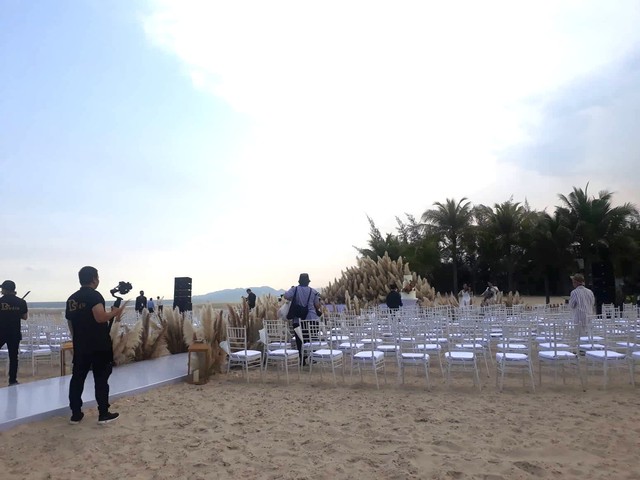 Hội mỹ nhân lộ diện trong đám cưới Minh Hằng: Đông Nhi - Mai Phương Thuý cực xinh, cô dâu chiếm sóng - Ảnh 7.