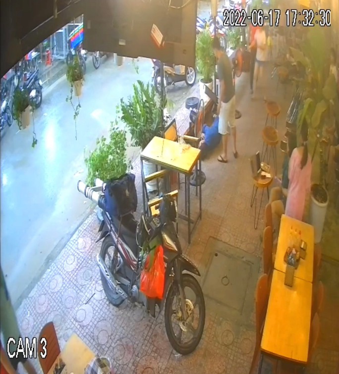  CLIP: Bấm điện thoại trong quán cà phê, nam thanh niên tử vong sau tiếng sấm  - Ảnh 1.