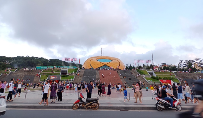 Đà Lạt đông nghẹt du khách - Ảnh 5. Đà Lạt đông nghẹt du khách - Ảnh 5.