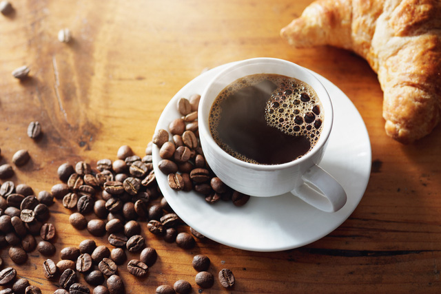 Người uống cà phê có tuổi thọ cao hơn những người không uống - Ảnh 2.