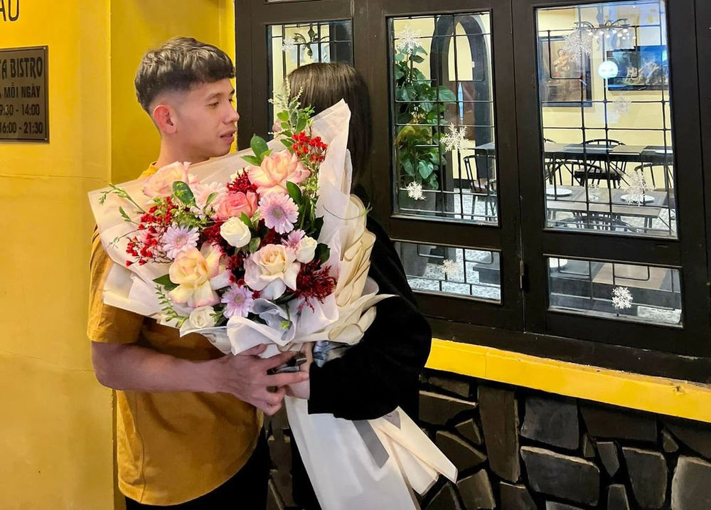 Chàng Pinky điệu đà của tuyển Việt Nam: Đi giày ngàn USD, sành mỹ phẩm, bạn gái cực xinh - Ảnh 11. Chàng Pinky điệu đà của tuyển Việt Nam: Đi giày ngàn USD, sành mỹ phẩm, bạn gái cực xinh - Ảnh 11.