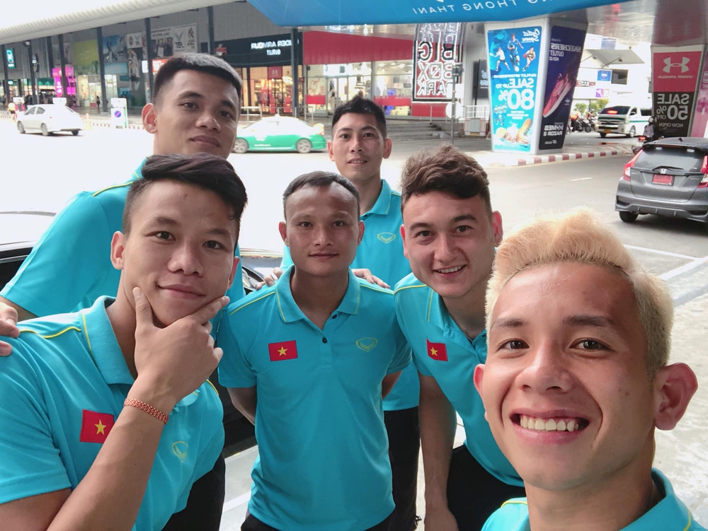 Chàng Pinky điệu đà của tuyển Việt Nam: Đi giày ngàn USD, sành mỹ phẩm, bạn gái cực xinh - Ảnh 5. Chàng Pinky điệu đà của tuyển Việt Nam: Đi giày ngàn USD, sành mỹ phẩm, bạn gái cực xinh - Ảnh 5.