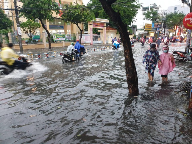  Tốn gần 500 tỷ nâng cấp, đường Nguyễn Hữu Cảnh vẫn ngập sau mưa  - Ảnh 4.