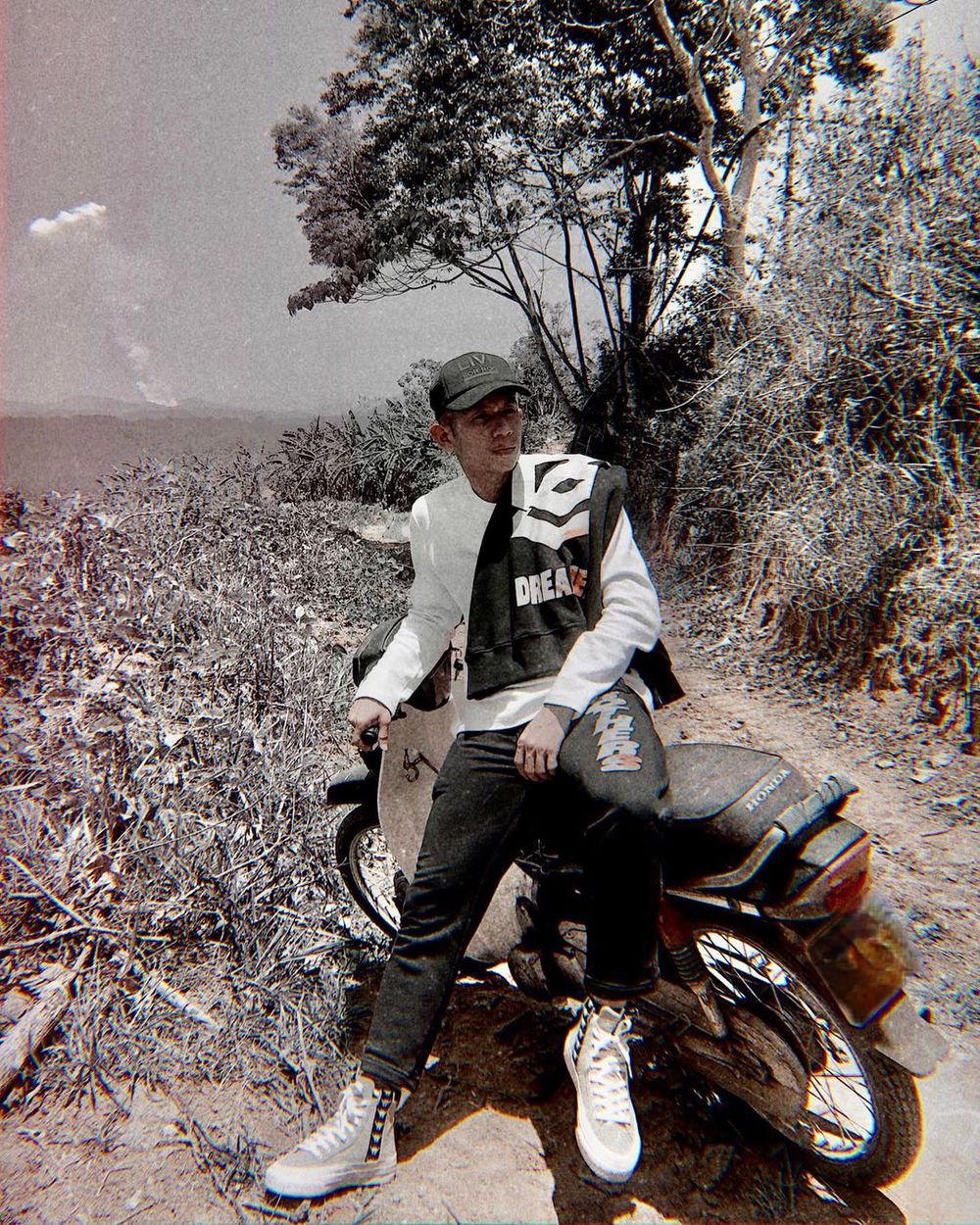 Chàng Pinky điệu đà của tuyển Việt Nam: Đi giày ngàn USD, sành mỹ phẩm, bạn gái cực xinh - Ảnh 7. Chàng Pinky điệu đà của tuyển Việt Nam: Đi giày ngàn USD, sành mỹ phẩm, bạn gái cực xinh - Ảnh 7.