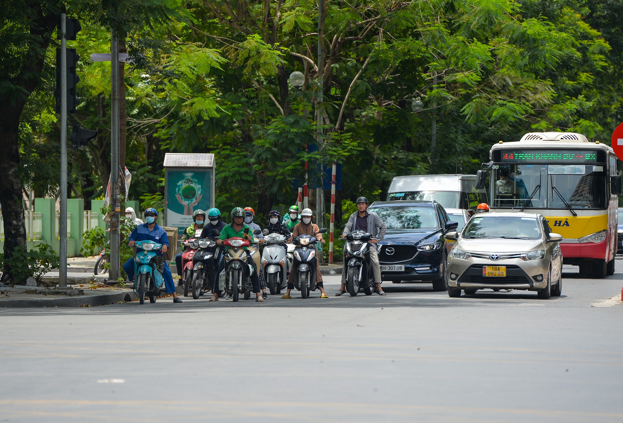  Hà Nội: Người lao động chật vật mưu sinh dưới cái nắng đổ lửa như thiêu như đốt - Ảnh 2.