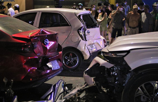  Nóng: Ô tô gây tai nạn liên hoàn, 1 bà bầu bị thương nặng - Ảnh 4.