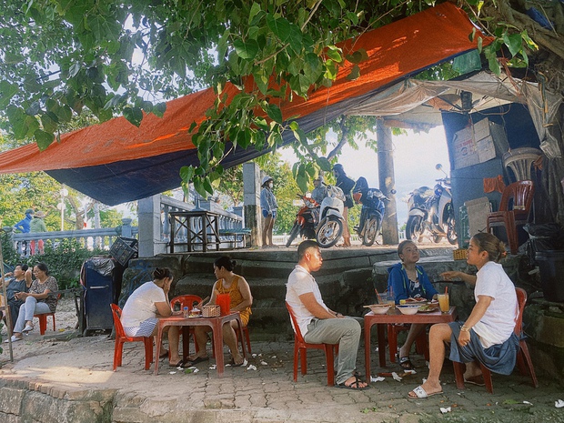 Độc đáo bún giấm nuốc, quán nhỏ liêu xiêu có sức hút mãnh liệt níu chân khách ngày hè - Ảnh 9.