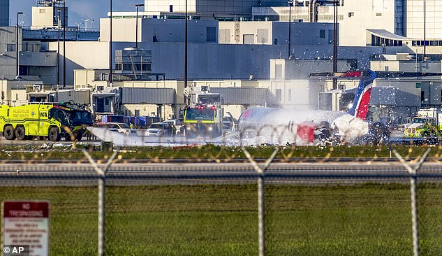 Phép màu trên sân bay Miami: Phi cơ chở gần 140 người trượt dài trên đường băng rồi bốc cháy nhưng chỉ 3 người phải vào viện - Ảnh 6.