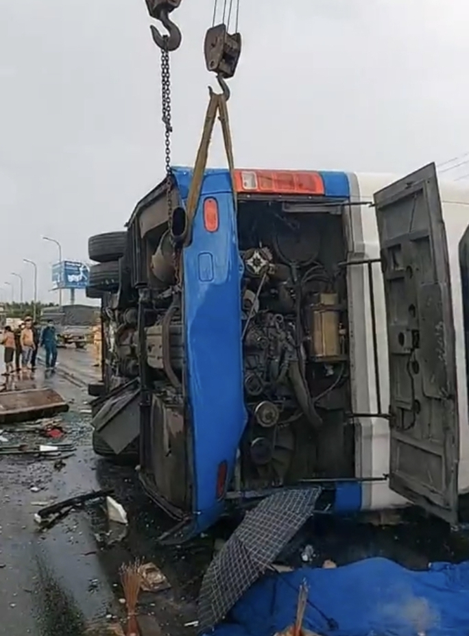  CLIP: Kinh hãi khoảnh khắc xe khách lật trên Quốc lộ 1 khiến 7 người thương vong  - Ảnh 2.