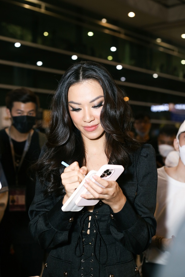 Đương kim Miss Universe 2021 đổ bộ Việt Nam, Kim Duyên và fan ra sân bay chào đón - Ảnh 5.