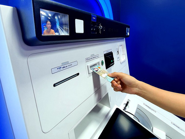 Lo ngại tăng phí khi giao dịch ATM bằng căn cước công dân - Ảnh 1.