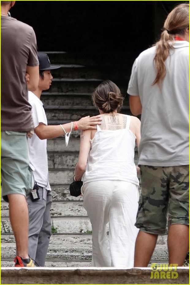 Angelina Jolie tái xuất rạng ngời trên phim trường, Pax Thiên chăm sóc mẹ tận tình - Ảnh 11.