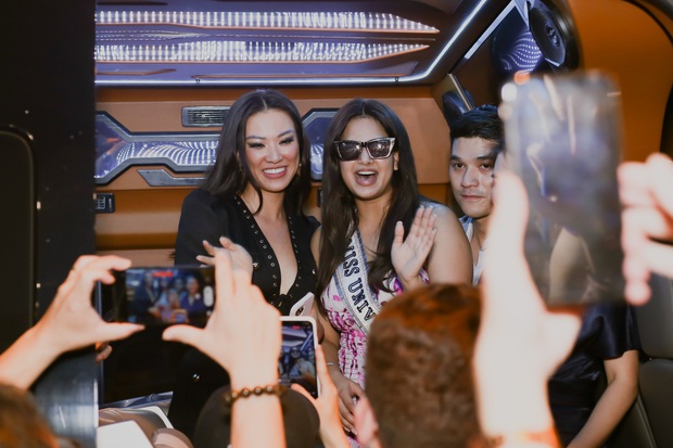Đương kim Miss Universe 2021 đổ bộ Việt Nam, Kim Duyên và fan ra sân bay chào đón - Ảnh 16.