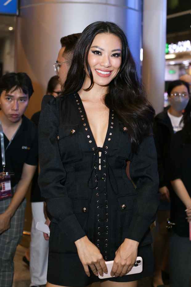 Đương kim Miss Universe 2021 đổ bộ Việt Nam, Kim Duyên và fan ra sân bay chào đón - Ảnh 6.