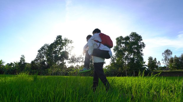 Gặp người cha 12 năm cõng con đến lớp: Có những hôm học tầng cao, hai cha con phải lết từng bậc thang vì cha không còn sức - Ảnh 3.