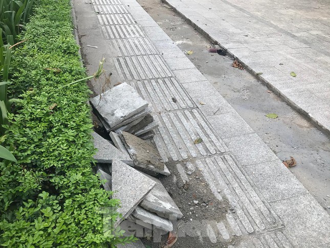 Vỉa hè vừa lát đá lại bị đào xới tại tuyến phố kiểu mẫu Hà Nội - Ảnh 5.