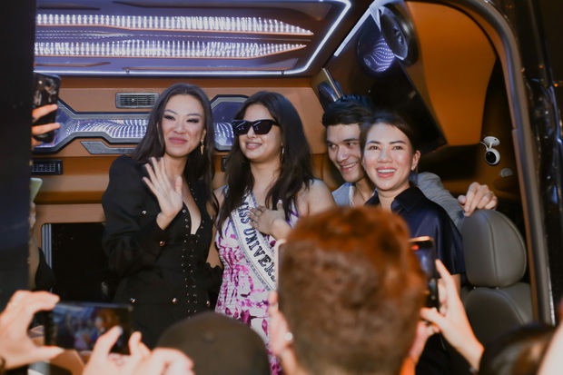 Đương kim Miss Universe 2021 đổ bộ Việt Nam, Kim Duyên và fan ra sân bay chào đón - Ảnh 13.