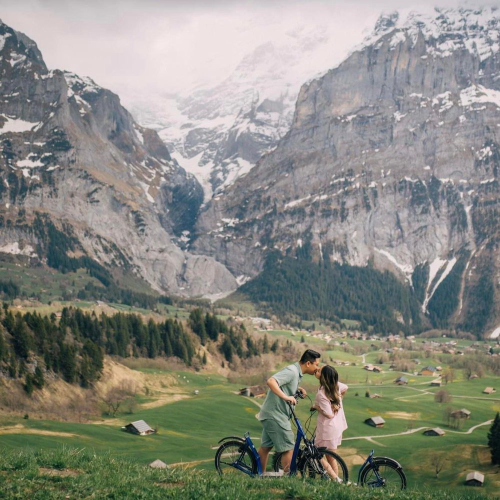 Thụy Sĩ: Hãy đến với bức ảnh về Thụy Sĩ để khám phá vẻ đẹp tựa như cổ tích của đất nước này. Những ngôi nhà gỗ, cánh đồng hoa và hồ nước trong trẻo bạn sẽ không thể bỏ qua. Hãy cùng trải nghiệm những khoảnh khắc đầy màu sắc tại Thụy Sĩ!