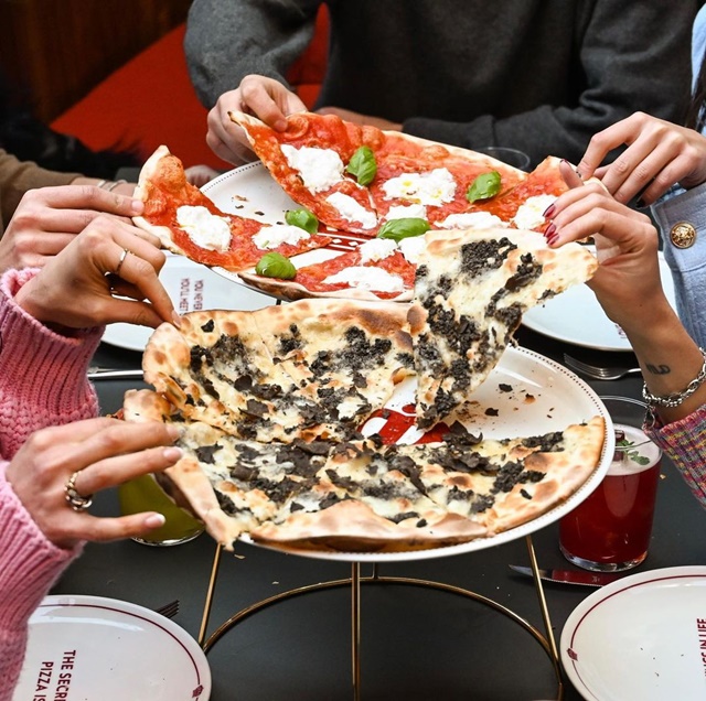 Pizza xa xỉ bị chỉ trích vì có giá đắt gấp 10 lần bánh pizza thường - Ảnh 1.
