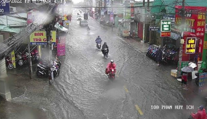  Nhiều nơi ở TP HCM đang mưa lớn, cảnh báo ngập, người dân cần lưu ý  - Ảnh 1.