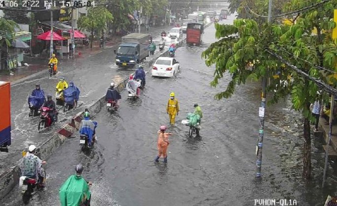  Nhiều nơi ở TP HCM đang mưa lớn, cảnh báo ngập, người dân cần lưu ý  - Ảnh 2.