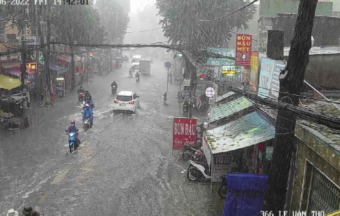  Nhiều nơi ở TP HCM đang mưa lớn, cảnh báo ngập, người dân cần lưu ý  - Ảnh 3.