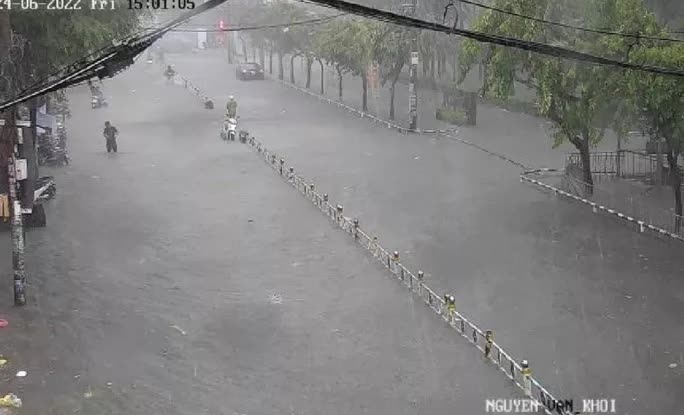  Nhiều nơi ở TP HCM đang mưa lớn, cảnh báo ngập, người dân cần lưu ý  - Ảnh 4.