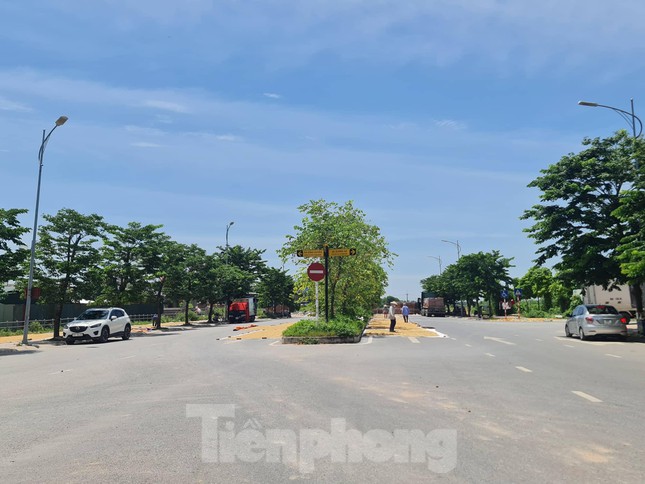  Thóc phơi đầy đường ở ngoại thành Hà Nội gây khó cho người tham gia giao thông  - Ảnh 7.