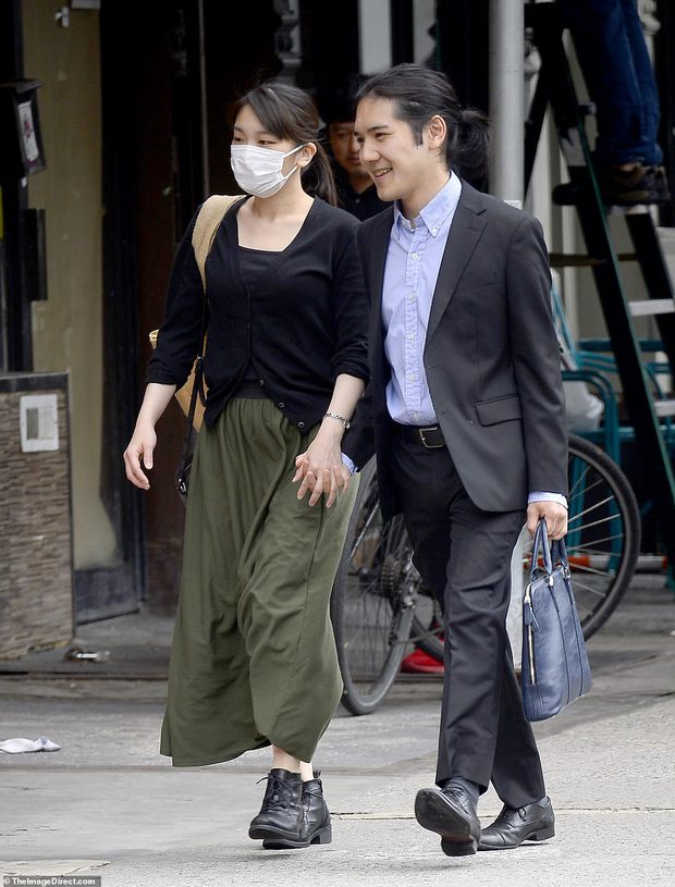 Vợ chồng cựu Công chúa Nhật Bản xuống phố giữa áp lực bủa vây, đáp trả những đồn đoán bằng hành động tinh tế - Ảnh 2.
