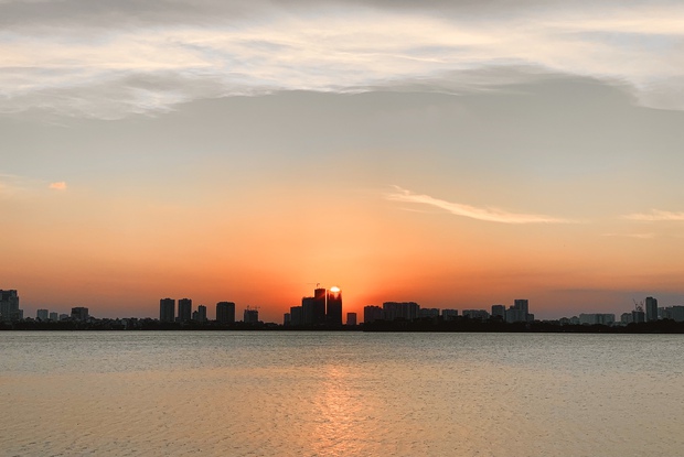 Hồ Tây là một trong những địa điểm tham quan ấn tượng của Hà Nội, nhất là vào lúc hoàng hôn. Hãy ngắm nhìn ánh nắng vàng óng của mặt trời buông xuống trên mặt hồ nhẹ nhàng, tạo nên hình ảnh rực rỡ với màu sắc lãng mạn. Một trải nghiệm đáng nhớ đang chờ bạn khám phá.