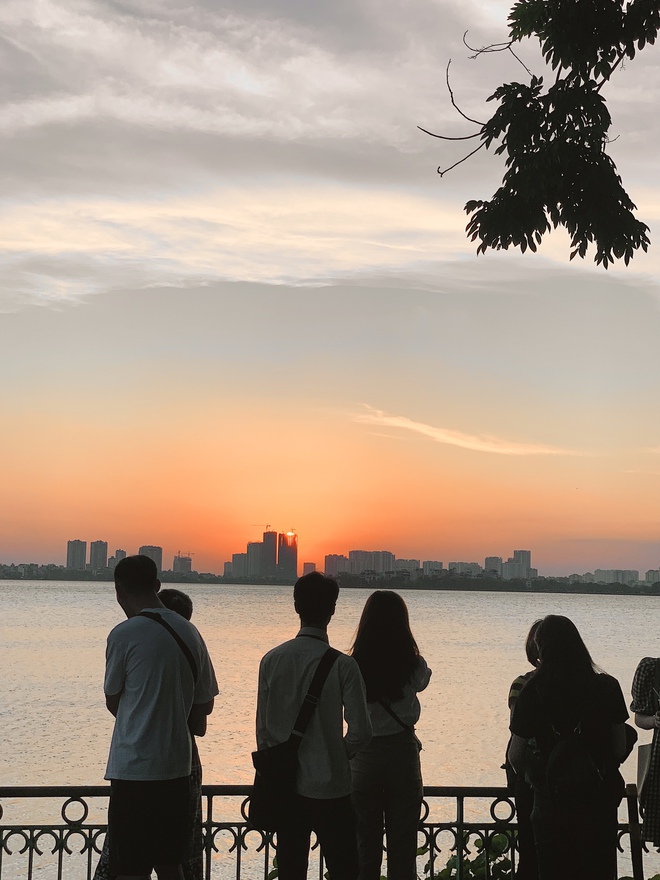 Hà Nội hoàng hôn hồ Tây: Hồ Tây, một điểm đến nổi tiếng của Hà Nội với phong cảnh mộng mơ và thanh bình. Hoàng hôn tại đây sẽ đem lại cho bạn cảm giác thư thái và kỷ niệm đẹp trong chuyến đi của mình đến Thủ đô.