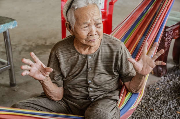 Về Tây Ninh nghe hàng xóm hóng chuyện Tân Hoa hậu: Trước HHen Niê ngồi máy cày, giờ Ngọc Châu đi xe bò diễu hành là vui nữa - Ảnh 11.