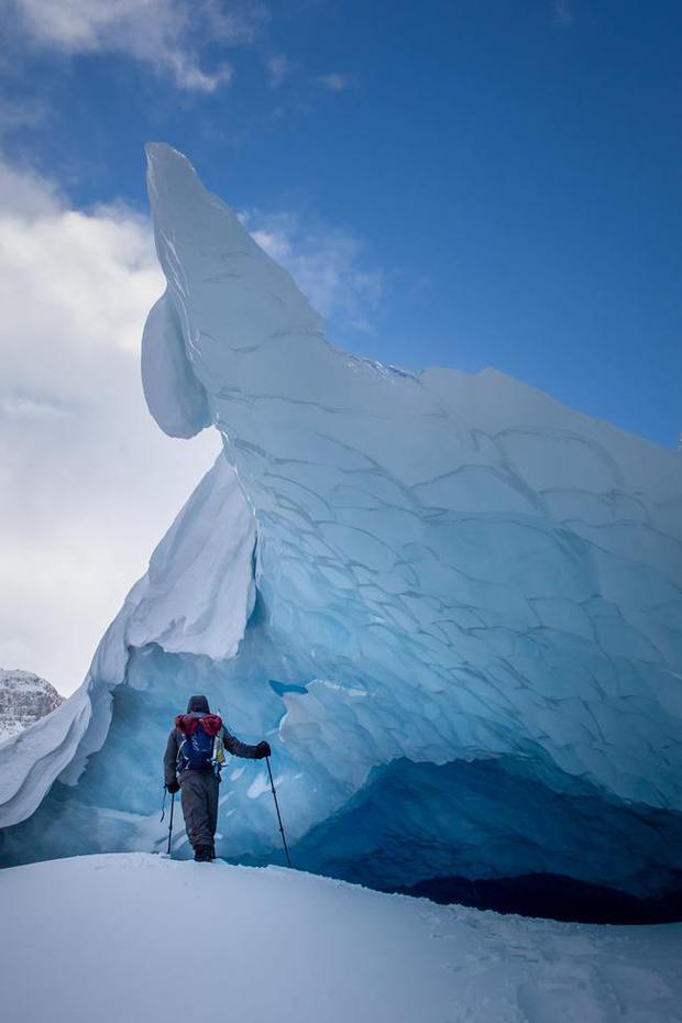 Nhiếp ảnh gia bất chấp gian khổ thám hiểm hệ thống hang động băng giá kỳ vĩ, vẻ đẹp trước mắt choáng ngợp đến khó tin - Ảnh 1.