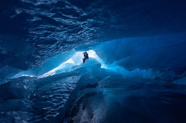 Nhiếp ảnh gia bất chấp gian khổ thám hiểm hệ thống hang động băng giá kỳ vĩ, vẻ đẹp trước mắt choáng ngợp đến khó tin - Ảnh 10.