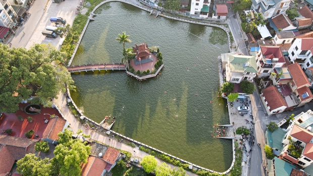 Hà Nội: Người dân bỏ tiền cải tạo ao làng ô nhiễm thành bể bơi miễn phí, cả xã rủ nhau đi tắm giải nhiệt - Ảnh 1.