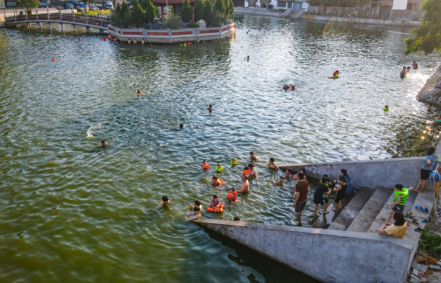 Hà Nội: Người dân bỏ tiền cải tạo ao làng ô nhiễm thành bể bơi miễn phí, cả xã rủ nhau đi tắm giải nhiệt - Ảnh 2.