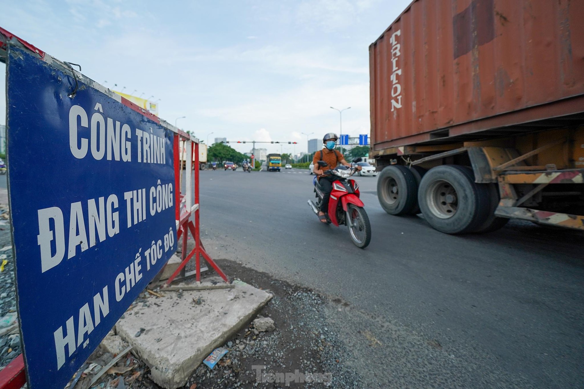 Cận cảnh đường Nguyễn Văn Linh được nâng cấp từ 6 lên 10 làn xe - Ảnh 2.