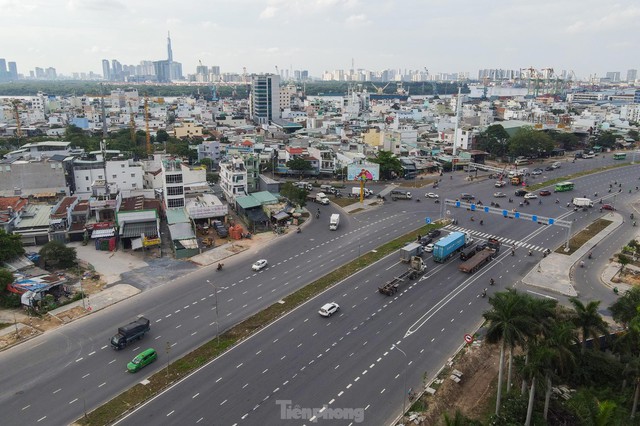 Cận cảnh đường Nguyễn Văn Linh được nâng cấp từ 6 lên 10 làn xe - Ảnh 16.
